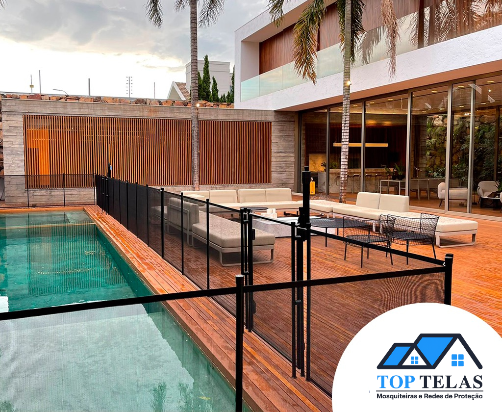 Cerca de proteção para piscina com tela de proteção instalada