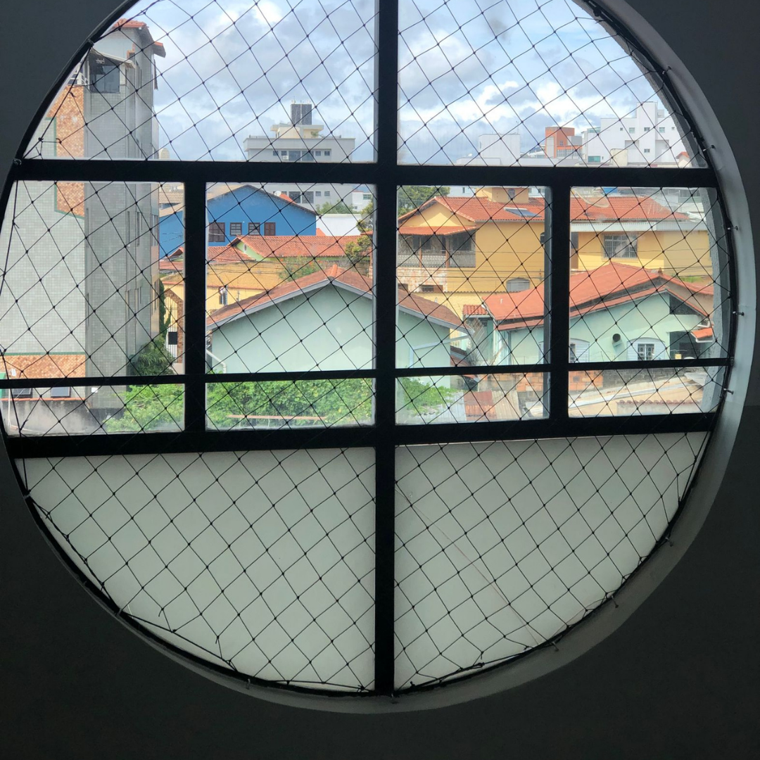 Rede de proteção instalada em sacada alta com vista urbana em Belo Horizonte — segurança com acabamento discreto