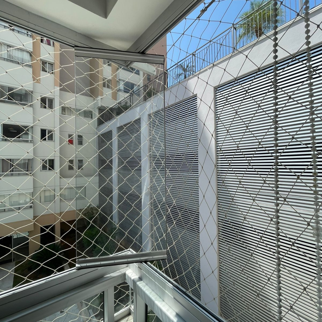 Rede de proteção instalada em sacada alta com vista urbana em Belo Horizonte — segurança com acabamento discreto