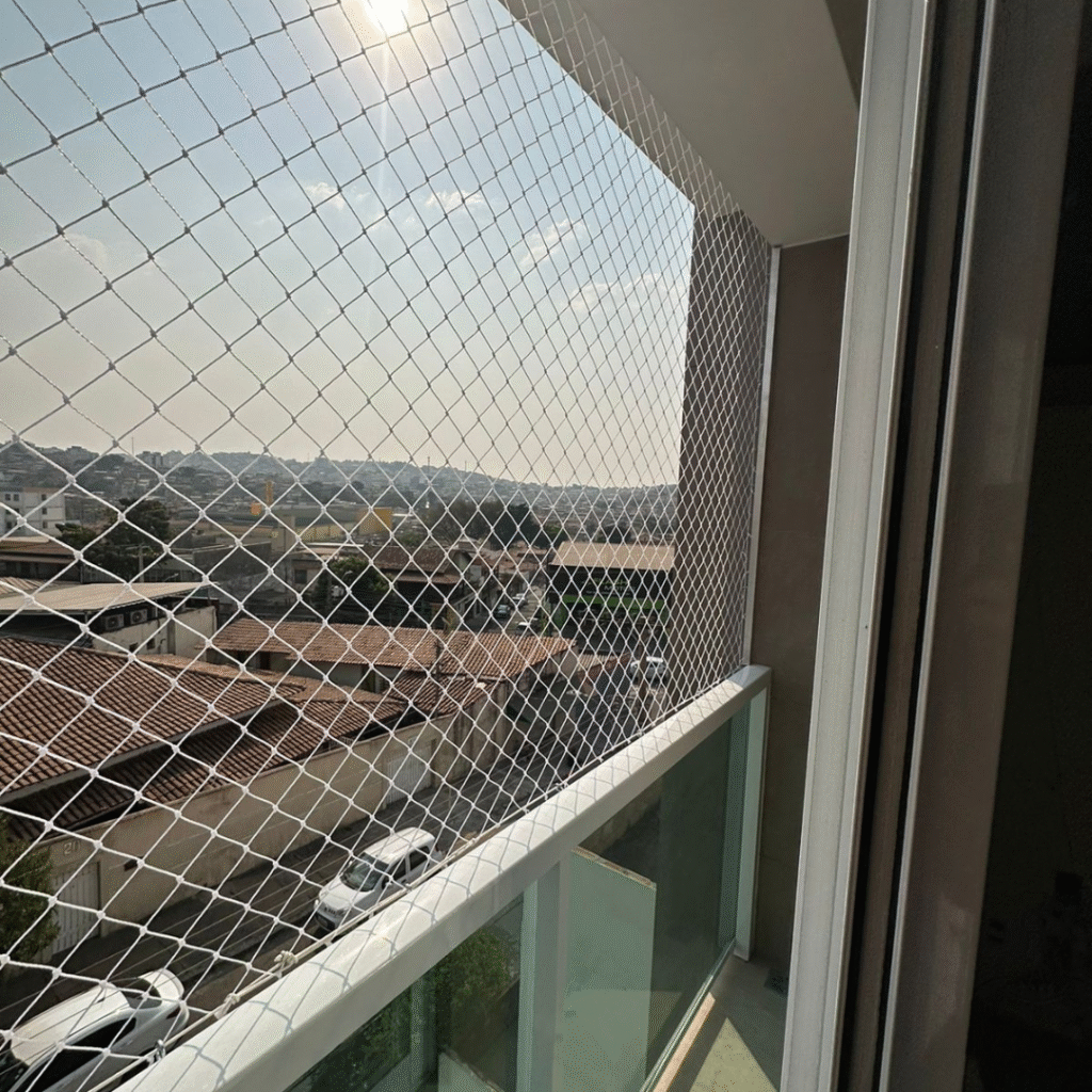 Rede de proteção instalada em sacada alta com vista urbana em Belo Horizonte — segurança com acabamento discreto