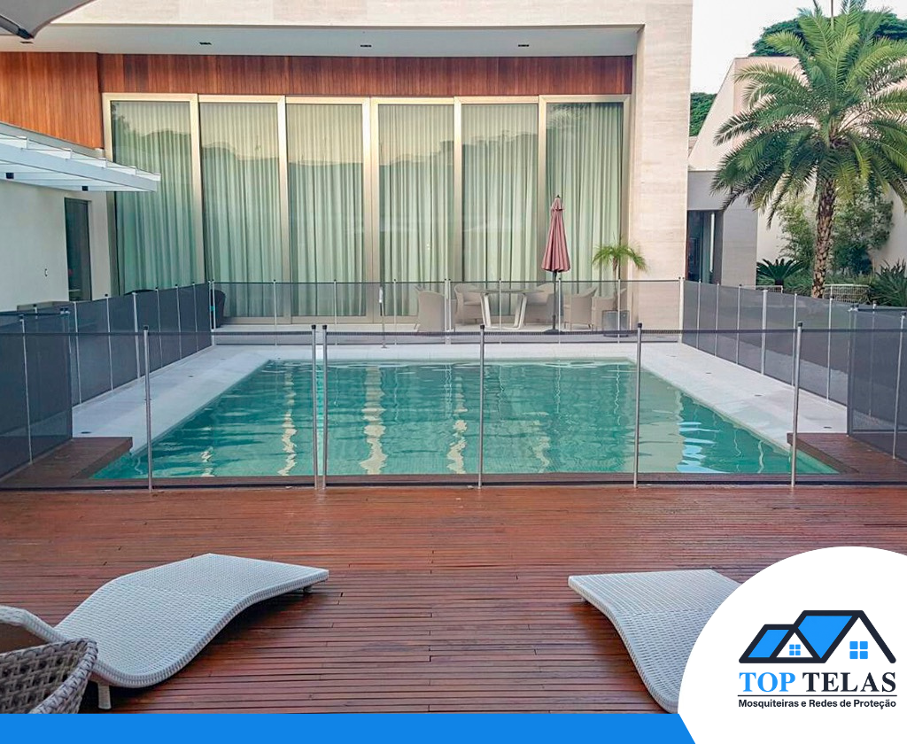 Cerca de proteção instalada em piscina de área gourmet de alto padrão em Belo Horizonte para segurança infantil