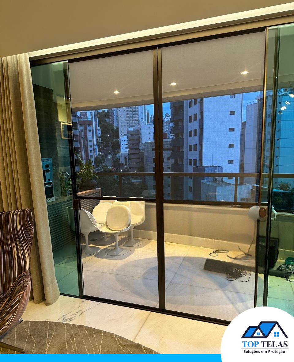 porta mosquiteira instalada na varanda de apartamento