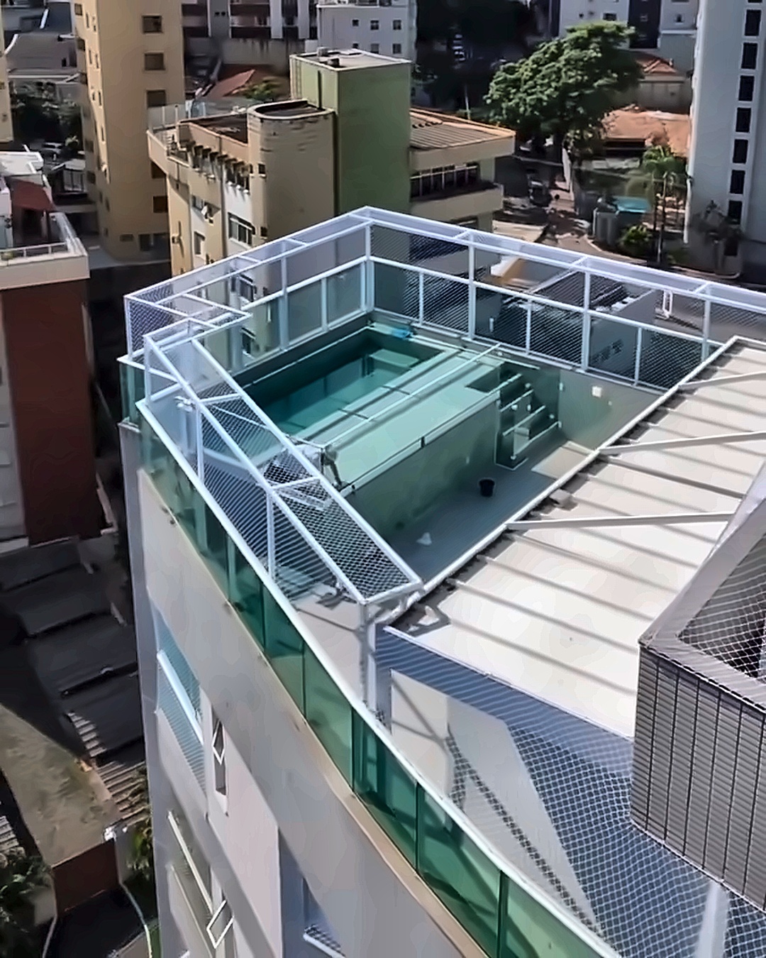 Estrutura de alumínio com rede de proteção em cobertura com piscina em BH - Top Telas
