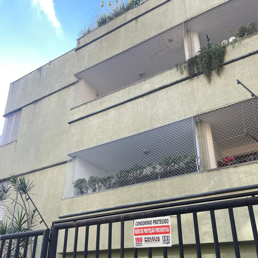 Rede de proteção instalada em sacada alta com vista urbana em Belo Horizonte — segurança com acabamento discreto