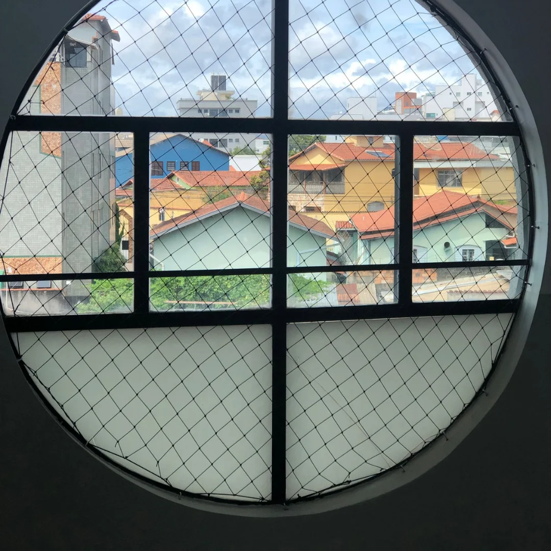 Rede de proteção instalada em sacada alta com vista urbana em Belo Horizonte — segurança com acabamento discreto